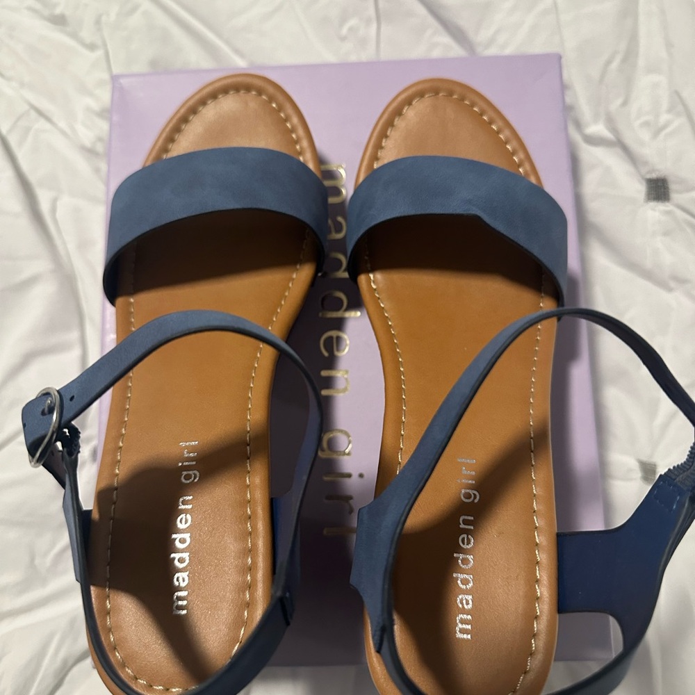 Madden Girl heeled sandal size 10 color is Navy